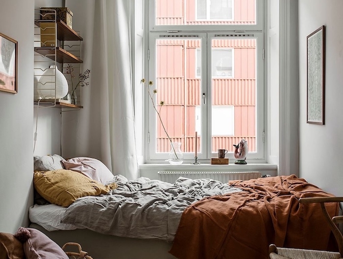 inspiration und ideen teenager zimmer mädchen interior design modern minimalistische einrichtung schlafzimmer braunrote decke korb mit kissen gelb großes fenster weiße gardinen