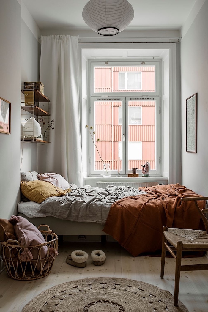 inspiration und ideen teenager zimmer mädchen interior design modern minimalistische einrichtung schlafzimmer braunrote decke korb mit kissen gelb großes fenster weiße gardinen