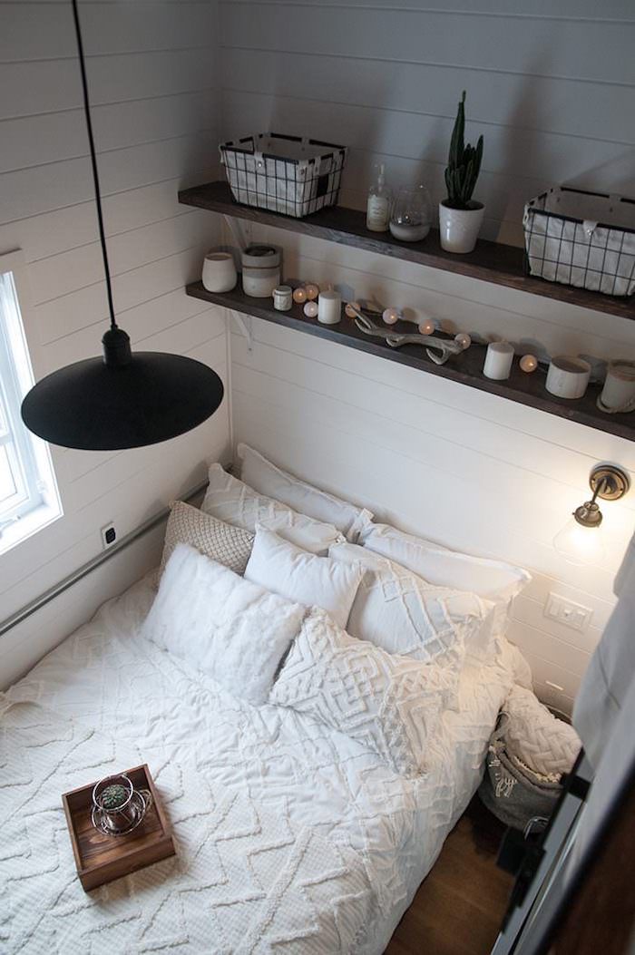 kleinen raum einrichten minimalistischer stil teenager zimmer mädchen ikea weiße bettwäsche schwarze hängende lampe offene regale mit dekoration