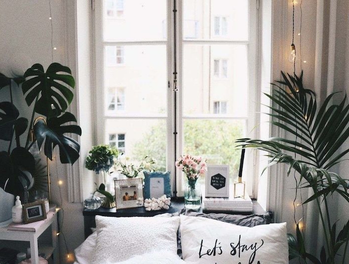 lets stay in bed weißer kissen mit aufschrift deko artikel tumblr room pflanzen und lichterketten teenager mädchen raum einrichten interior trends 2020