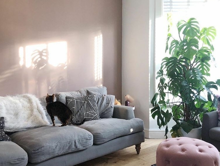 lila töne wohnzimmer einrichtung graues sofa designer hocker wohnzimmerdeko beispiele