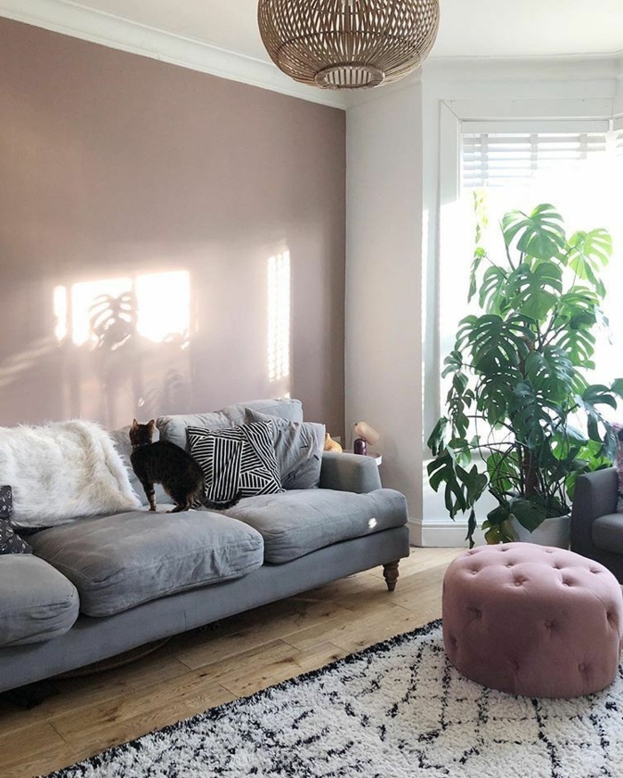 lila töne wohnzimmer einrichtung graues sofa designer hocker wohnzimmerdeko beispiele