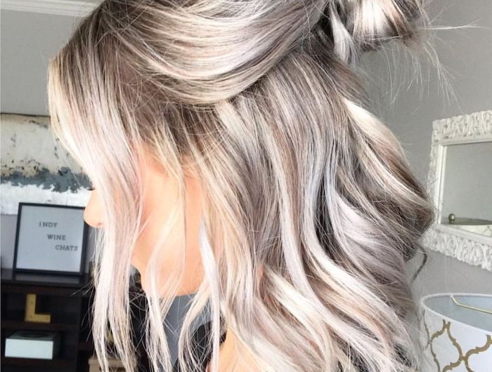 lockere frisur für schulterlangen haarschnitt für den alltag grau blondes welliges haar mit ombre effekt frau in schwarzem t shirt