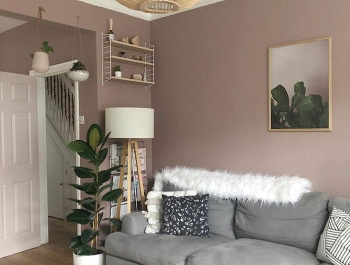 malve farbe mauve taupe wohnzimmer einrichten und dekroieren wohnzimmerdeko ideen graues sofa deko mit pflanzen zimmerdeko
