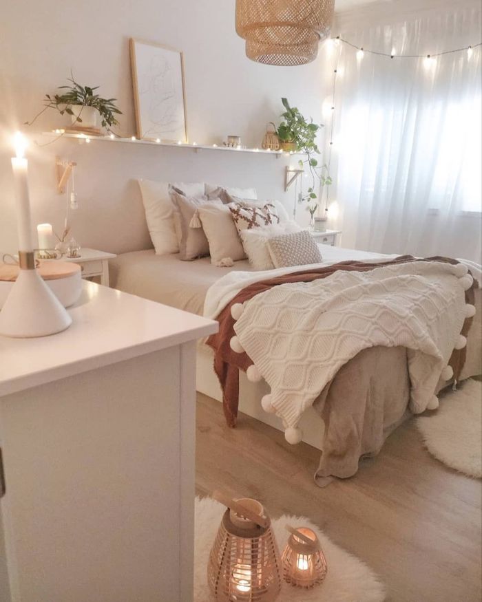 minimalistische einrichtung schlafzimmer weiße töne tumblr zimmer ikea dekoration lichterketten grüne pflanzen deko schlichte dekoration