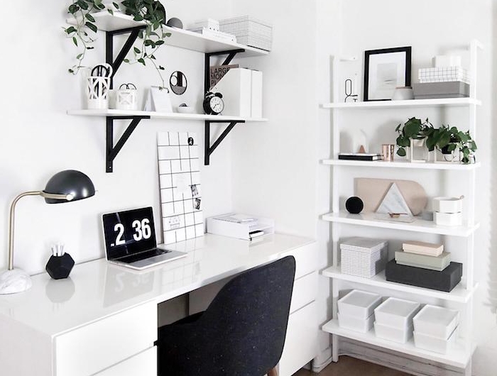 minimalistische innenausstattung weißer schreibtisch schwarzer stuhl zimmer tumblr inspiration einrichtung ideen holzboden deko pflanzen