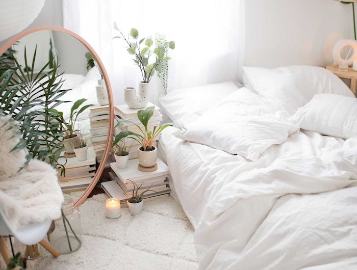 minimalistische innenausstattung zimmer einrichten ideen weiße mit grünen pflanzen großer runder spiegel monochrome einrichtung weiß beiger teppich