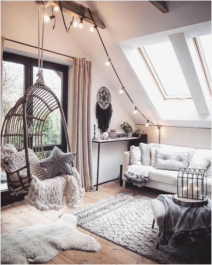 moderne-einrichtung-dekoartikel-wohnzimmer-schaukel-dachschräge-mit-großem-fenster-flauschiger-teppich-lichterkette-deko-tumblr-zimmer-deko-inspo