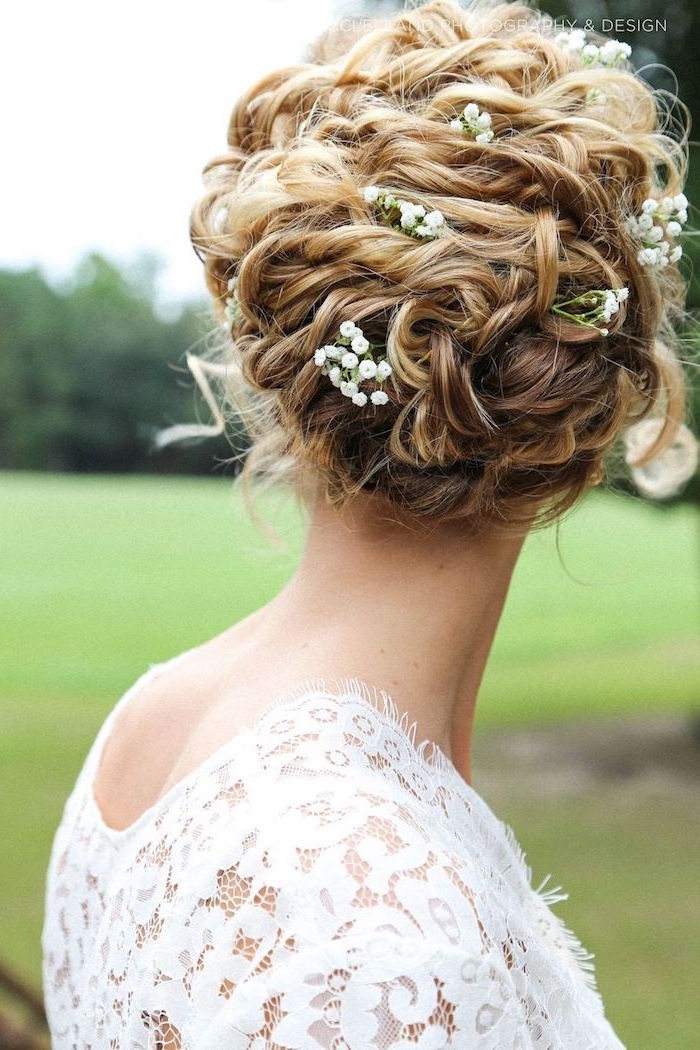 moderne elegante haarknote für schulterlangen haarschnitt mit blumen und sprangen für spezielle veranstaltung braut mit weißem kleid