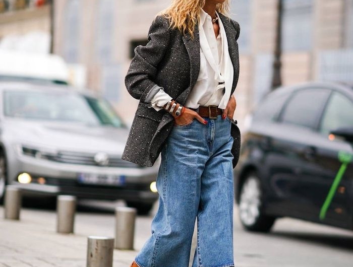 modernes und elegantes outfit culottes jeans braune stiefel mit absatz schwarzer blazer weiße elegante bluse frau mit blonden haaren street style