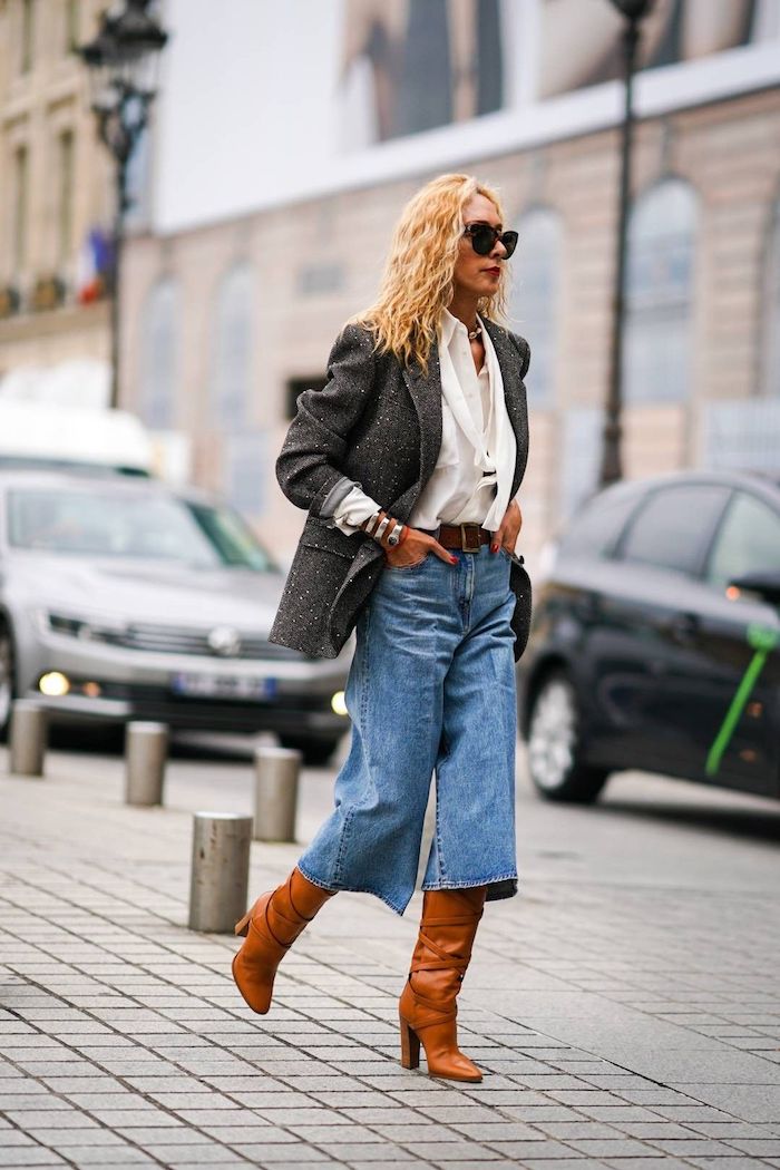 modernes und elegantes outfit culottes jeans braune stiefel mit absatz schwarzer blazer weiße elegante bluse frau mit blonden haaren street style