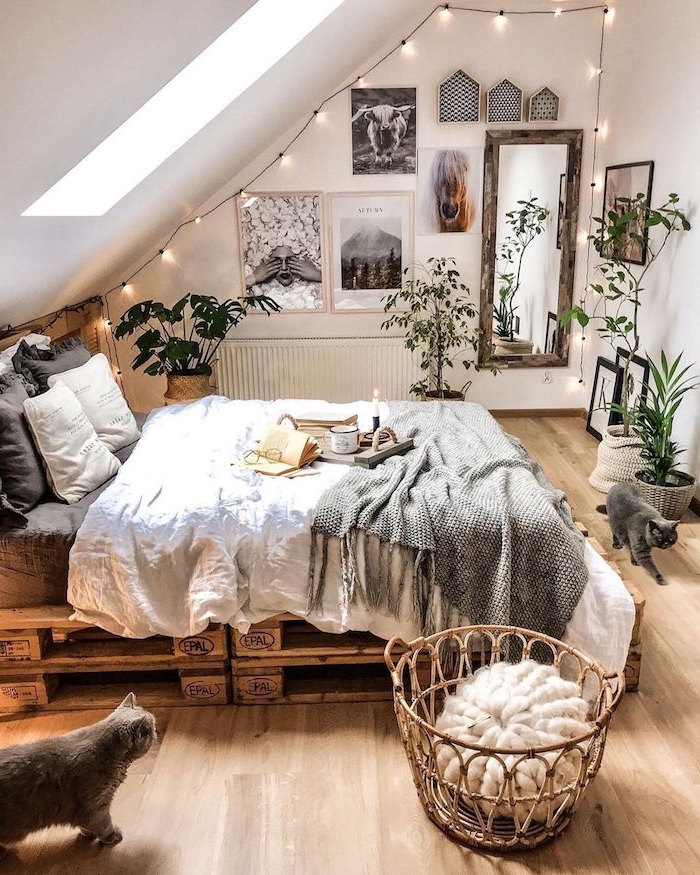 originelle zimmerdeko schlafzimmer mit dachschräge bett aus paletten aufgehängte kleine lichterketten tumblr zimmer deko gestalten schlafzimmer