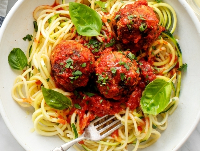 rezept des tages spaghetti mit fleischklößchen basikikum und tomatensoße schnelle einfache gerichte eifnaches rezept