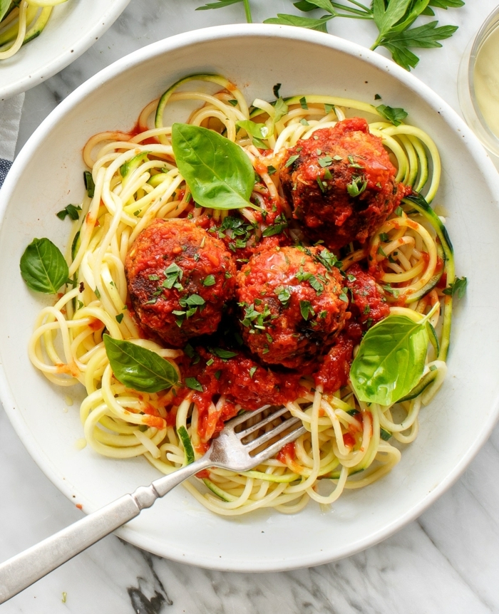 rezept des tages spaghetti mit fleischklößchen basikikum und tomatensoße schnelle einfache gerichte eifnaches rezept