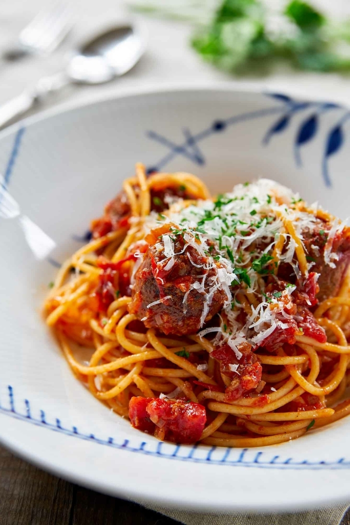 rezept des tages spaghetti mit tomatensoße parmesan und fleischklößchen schnelle einfache gerichte abednessen