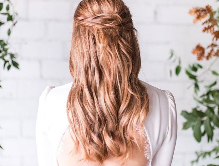rot blonde lange haare mit wellen flechtfrisuren halboffen rückenloses weißes kleid mit langen ärmeln elegante und schlichte hochzeit