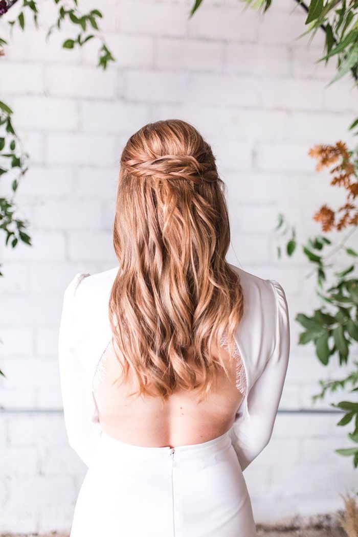 rot blonde lange haare mit wellen flechtfrisuren halboffen rückenloses weißes kleid mit langen ärmeln elegante und schlichte hochzeit