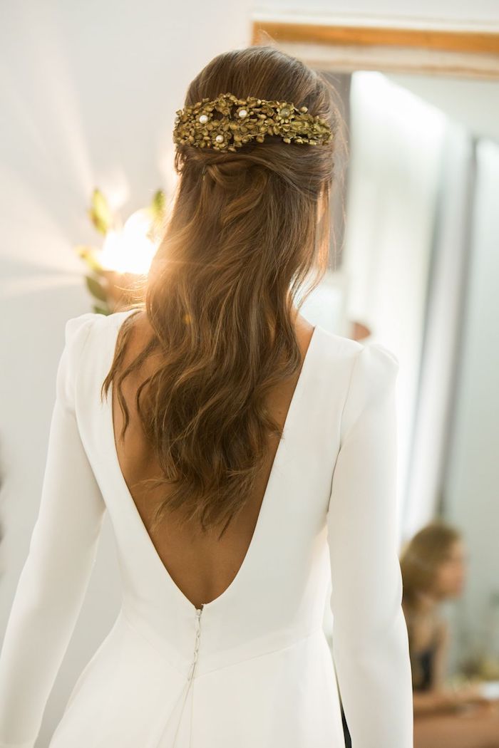 rückenloses weißes kleid mit langen ärmeln lange gewellte braune haare brautfrisuren 2020 haaraccessoires tiara mit gold und perlen hochzeitsfeier