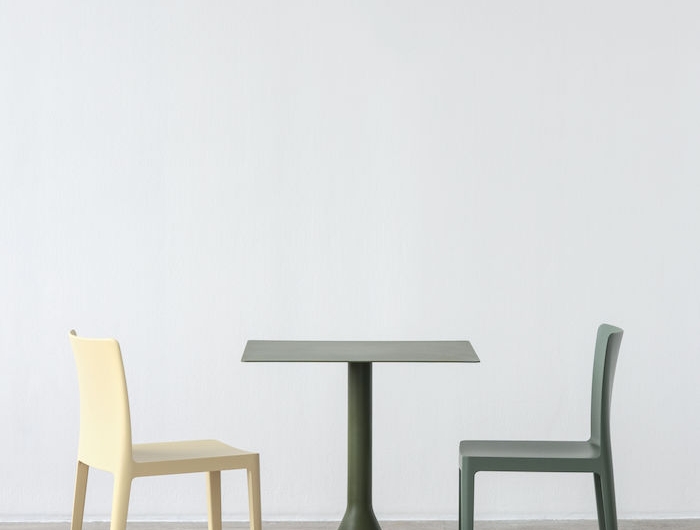 scandinavian lifestyle grüner und gelber stuhl dänische möbel hay tisch modernes design inspiration interior design 2020