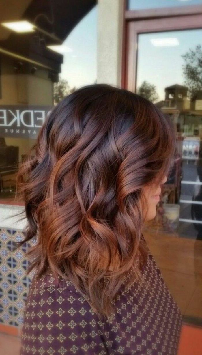 schicke frisuren 2020 schulterlanges haar balayage wellige modern rot braune haarfarbe frau mit dunkelrotem kleid