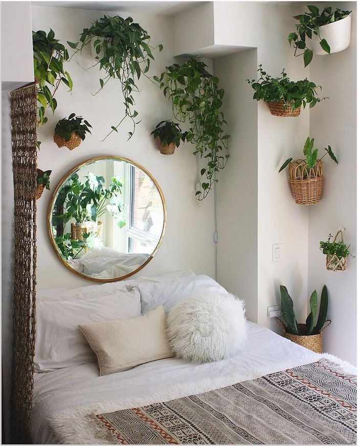 schlafzimmer einrichten mit hängenden grünen pflanzen großer runder spiegel teenager zimmer mädchen flauschige kissen minimalistisch böhmische einrichtung zimmer
