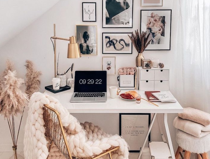 schlafzimmer mit dachschräge tumblr schreibtisch ästhetische bilder an die wand dicke flauschige decke raum dekoration home office inspiration
