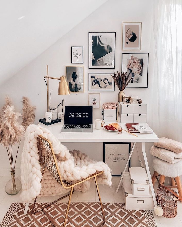 schlafzimmer mit dachschräge tumblr schreibtisch ästhetische bilder an die wand dicke flauschige decke raum dekoration home office inspiration