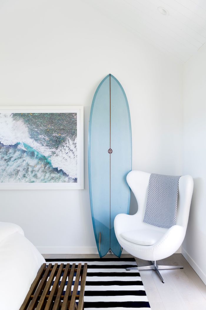 schwarz weißer teppich maritime dekoration blauer surfboard deko holzbank stylisher weißer sessel ikea jugendzimmer inspiration wandgemälde meer