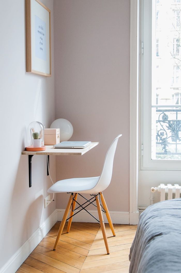 schwebender schreibtisch kleinen raum größer aussehen lassen weißer stuhl mit holzbeinen kleines jugendzimmer einrichten wandgestaltung bilder inspiration
