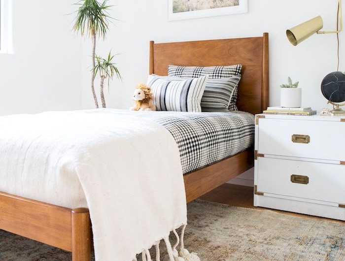 simple kleine schlafzimmer kleines holzbett schwarz weiße bettwäsche nachttisch mit zwei schränken kleines jugendzimmer einrichten beiger teppich