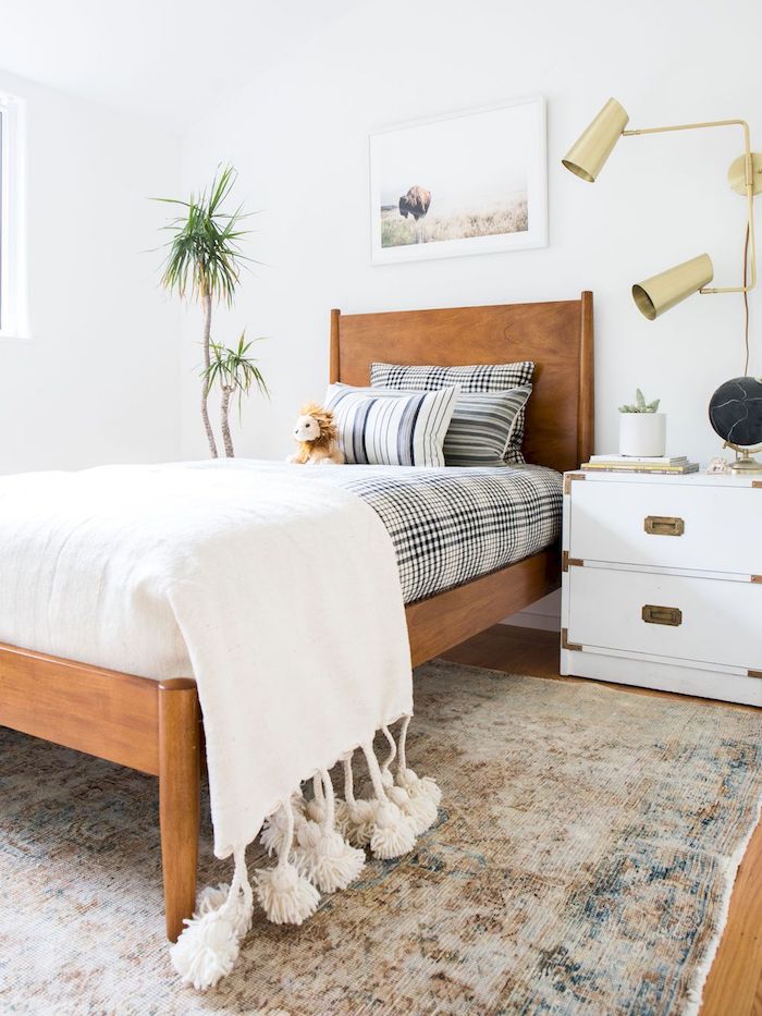 simple kleine schlafzimmer kleines holzbett schwarz weiße bettwäsche nachttisch mit zwei schränken kleines jugendzimmer einrichten beiger teppich