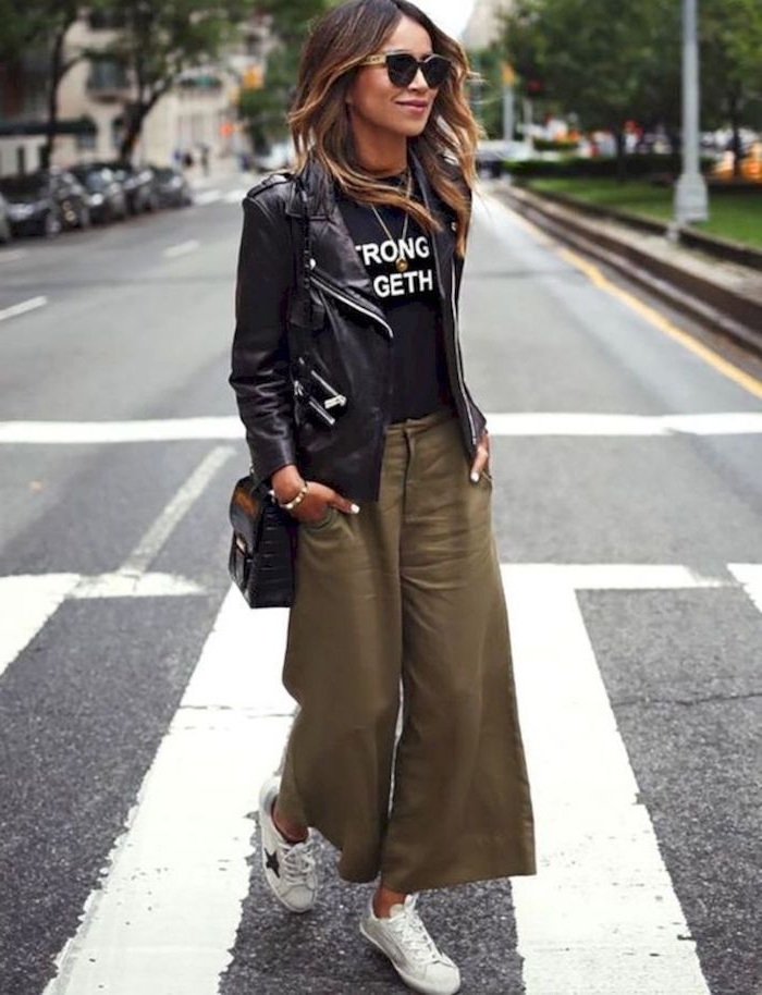sincerely jules blog julie sirinana styling inspiration grüne collot hose kombiniert mit schwarzem t shirt und lederjacke weiße sneakers casual chic style
