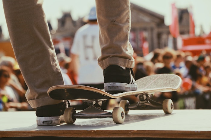 skateboard ein mann mit schwarzen schuhen was kann man heute machen ideen für aktivitäten für outdoor