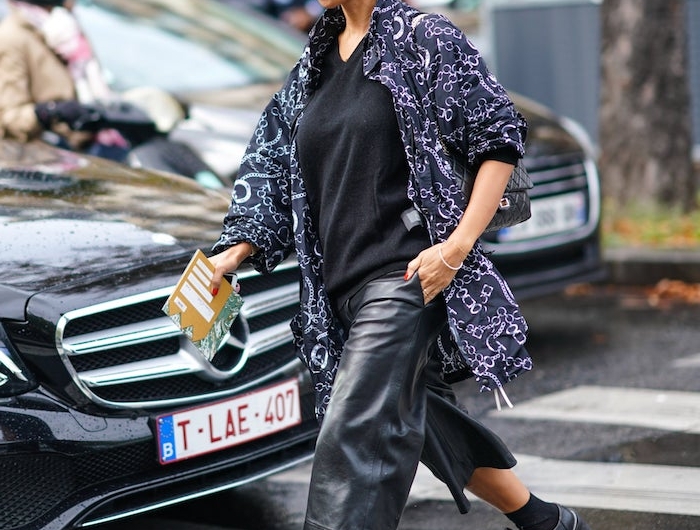 stylische outfits ideen leder culottes monochromes schwarzes styling street style inspiration herbst frau mit hochgesteckten haaren und sonnenbrillen