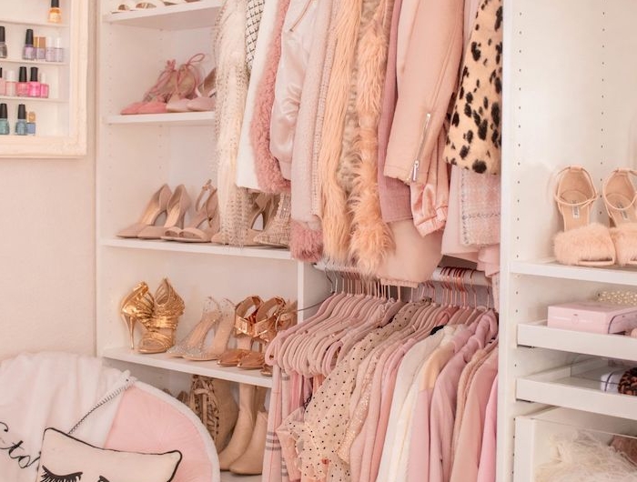 stylishe klamotten in rosa töne offener kleiderschrank jugendzimmer beige goldene high heels deko kissen mit wimpern mädchen schlafzimmer ausstatten
