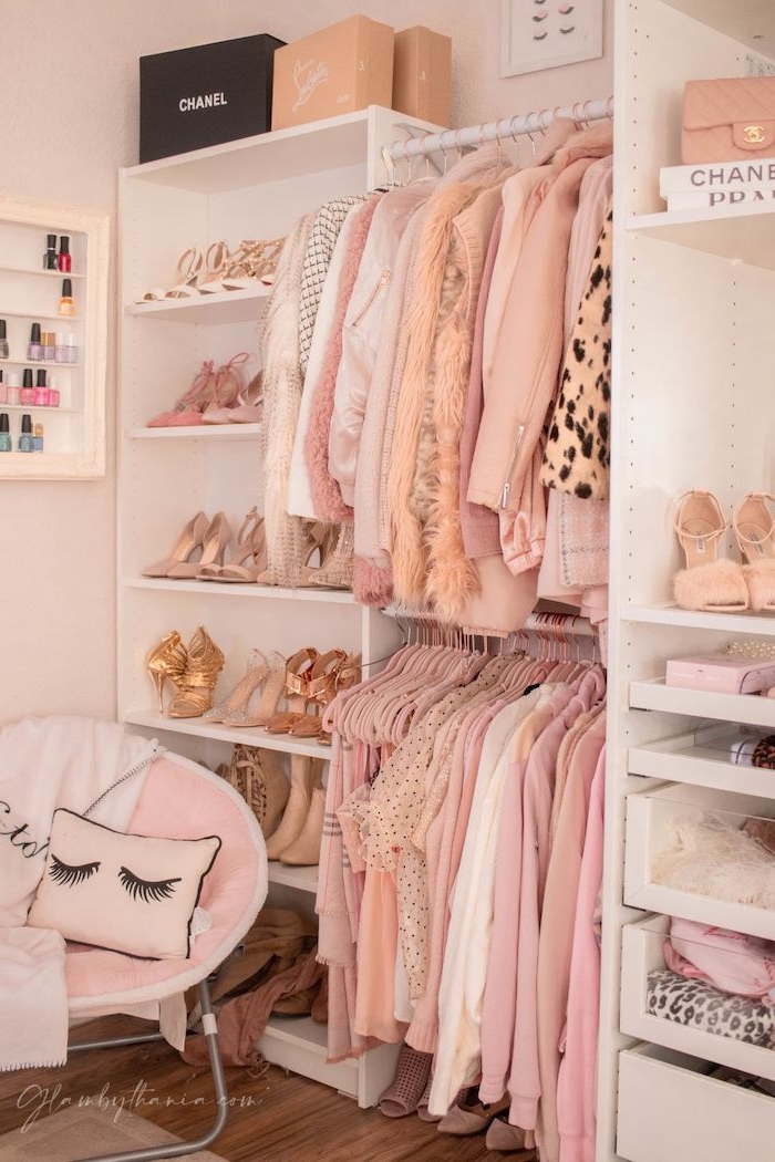 stylishe klamotten in rosa töne offener kleiderschrank jugendzimmer beige goldene high heels deko kissen mit wimpern mädchen schlafzimmer ausstatten