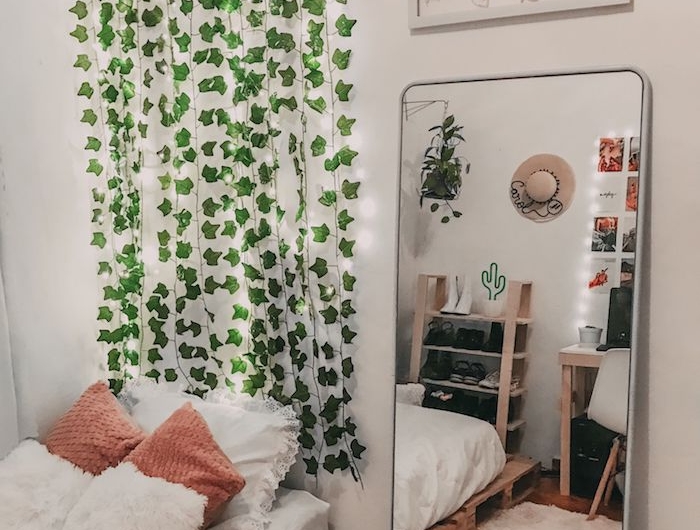 teenager tumblr zimmer inspiration hängende kletterpflanze flauschiger pinker teppich großer spiegel ohne rahmen deko artikel schlafzimmer mädchen