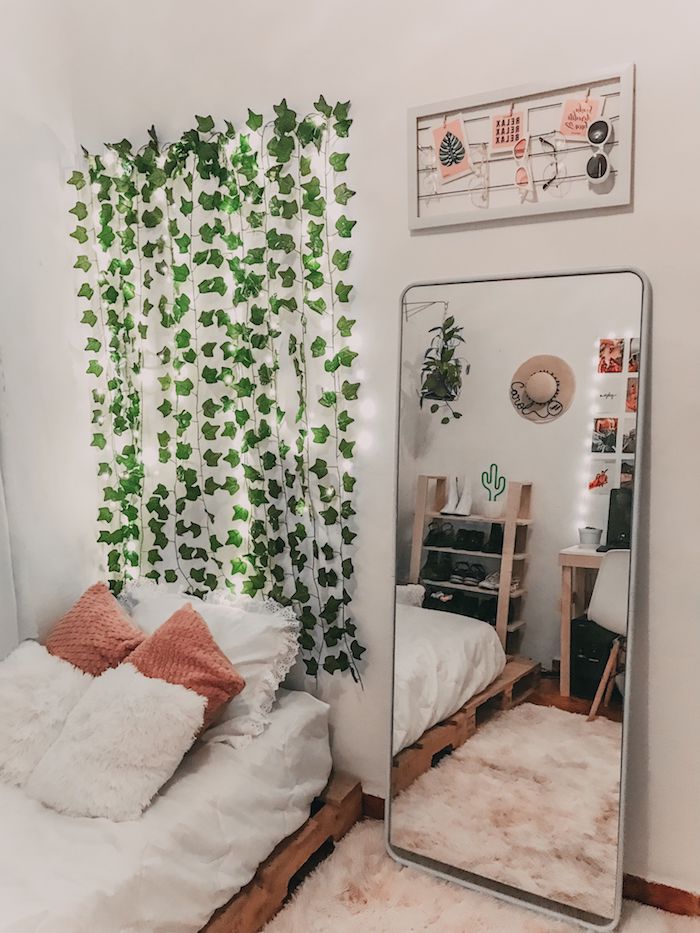 teenager tumblr zimmer inspiration hängende kletterpflanze flauschiger pinker teppich großer spiegel ohne rahmen deko artikel schlafzimmer mädchen