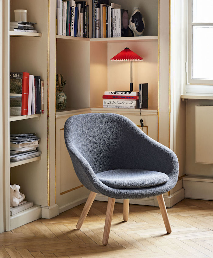 tischleuchte matin rot hay sessel grau aus holz wohnzimmer skandinavisch einrichten inspiration minimalistisch innenausstattung