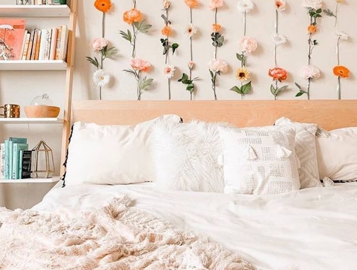 wand dekoriert mit vielen blumen offenes regal mit büchern tumblr room teenager mädchen dekorieren minimalistisch und modern interior design 2020