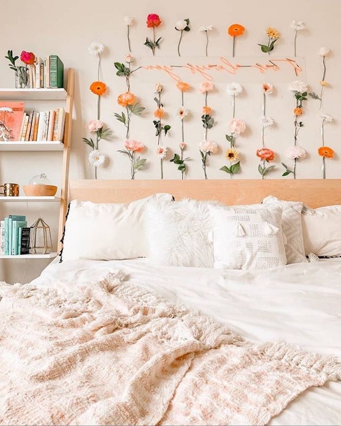 wand dekoriert mit vielen blumen offenes regal mit büchern tumblr room teenager mädchen dekorieren minimalistisch und modern interior design 2020