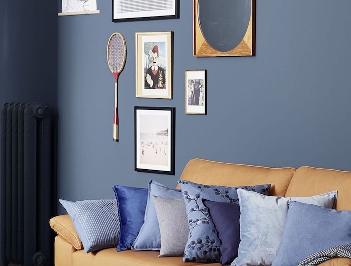 wanddeko fotos tennisschläger wände in grau blau sofa in hellbraun leder ideen wanddeko selber machen