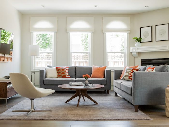 wandfarbe farbpalette wohnzimmer ideen wände streichen dunklen holzmöbeln sofas in grau mit orangen kissen