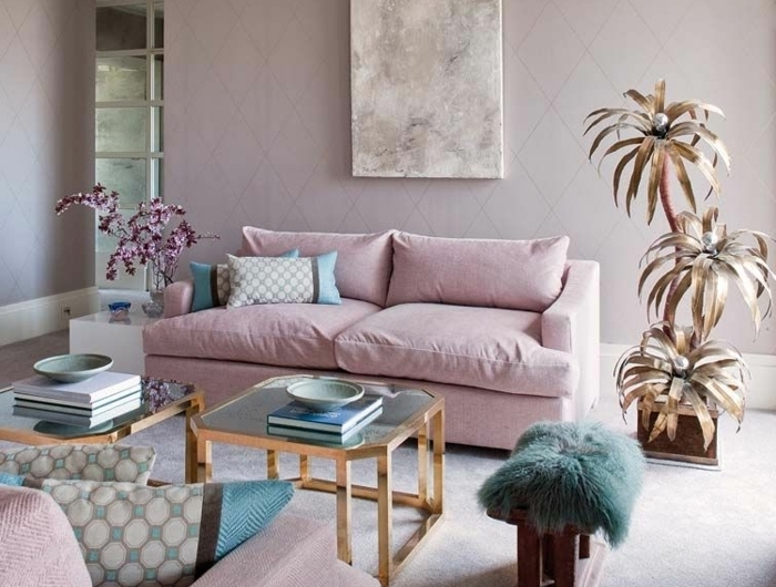 wandfarbe mauve hellrosa sofa goldene palme feminine einrichtung in rosa wohnzimmereinrichtung