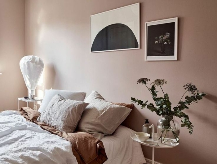 wandfarbe mauve im schlafzimmer zimmergestaltung ideen raumgestaltung in sanften farben wanddeko mit bildern