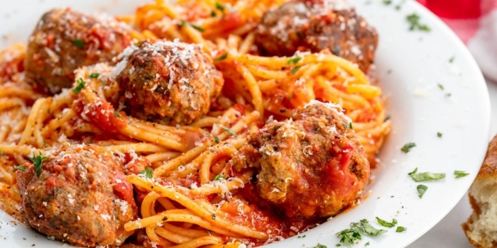 was soll ich kochen pasta spaghetti mit fleischklößchen parmesan und tomatensoße