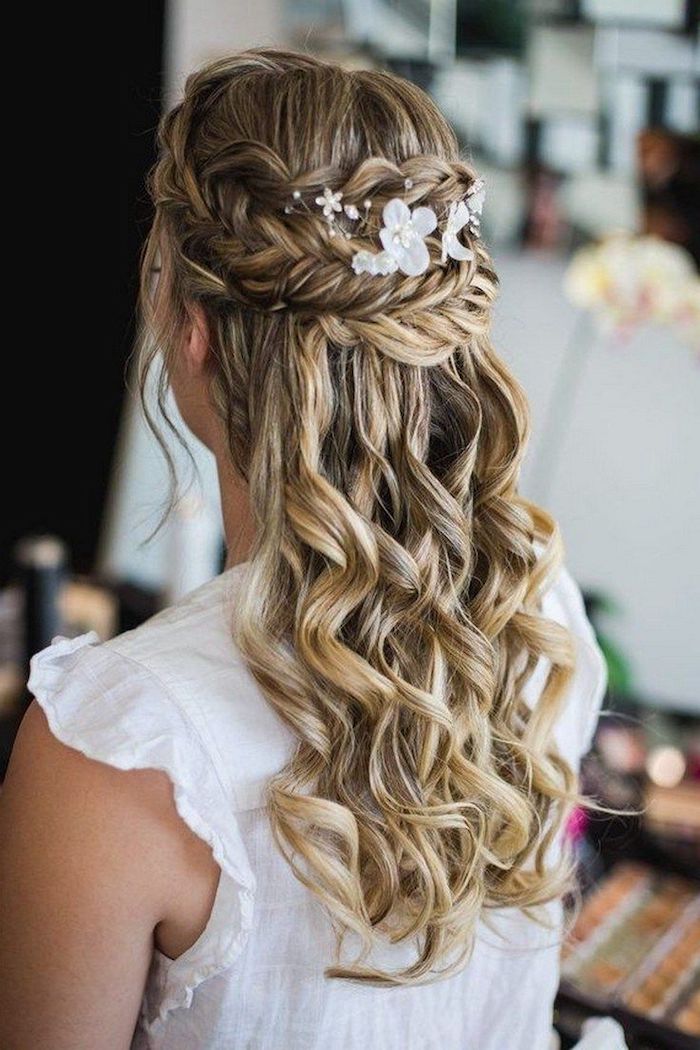 weiße blumen im haar blonde haare mit strähnen und locken flechtfrisuren lange haare halb hoch halb unten frisur für hochzeit simpel elegant