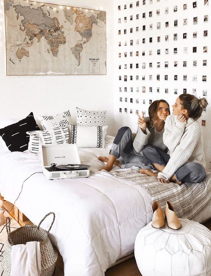 weiße wand dekoriert mit vielen fotos jugendzimmer mädchen ideen weltkarte deko artikel tumblr zimmer einrichten modern und stylisch