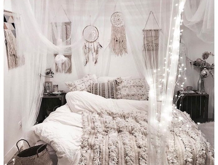 weißer baldachin traghimmel dekoration teenage zimmer mädchen bett aus paletten minimalistische einrichtung schlafzimmer kleine aufgehängte lichter
