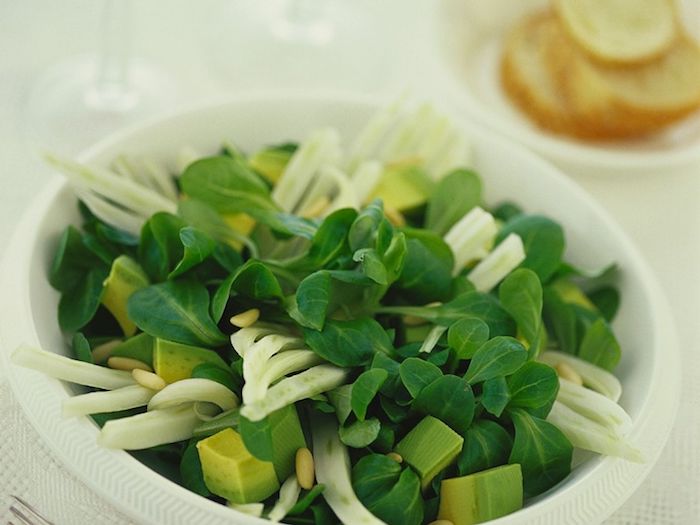 weißer teller mit salat mit avocado und blättern eines feldsalats rezepte mit feldsalat dressing